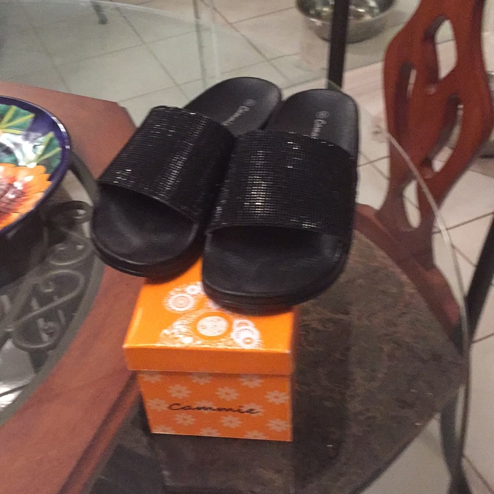 NIB Cammie Slip on sandals